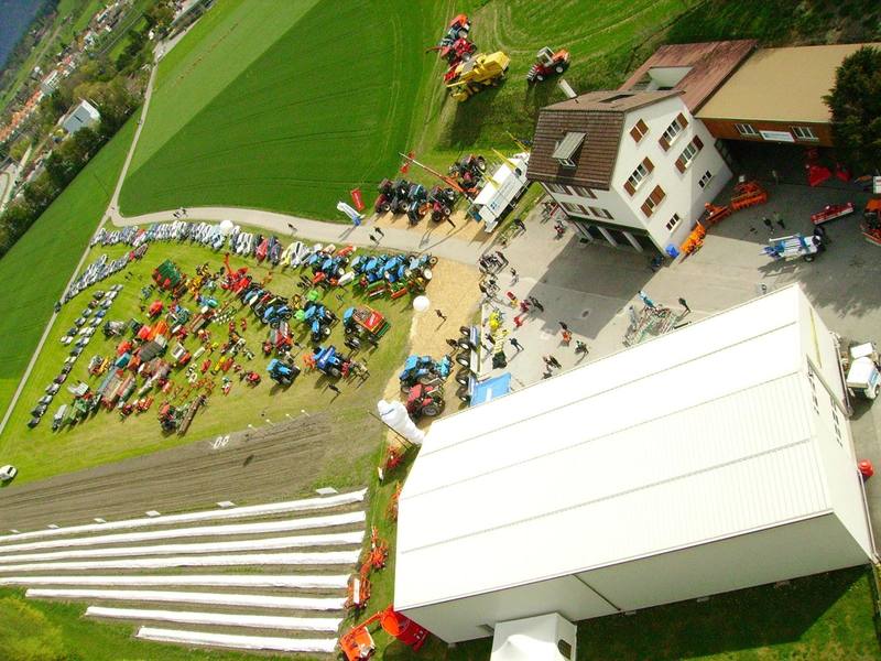 Luftaufnahme der Jubiläumsausstellung 2009 an der Rheinmühle, viele Maschinen auf der Wiese neben dem Betriebsgebäude