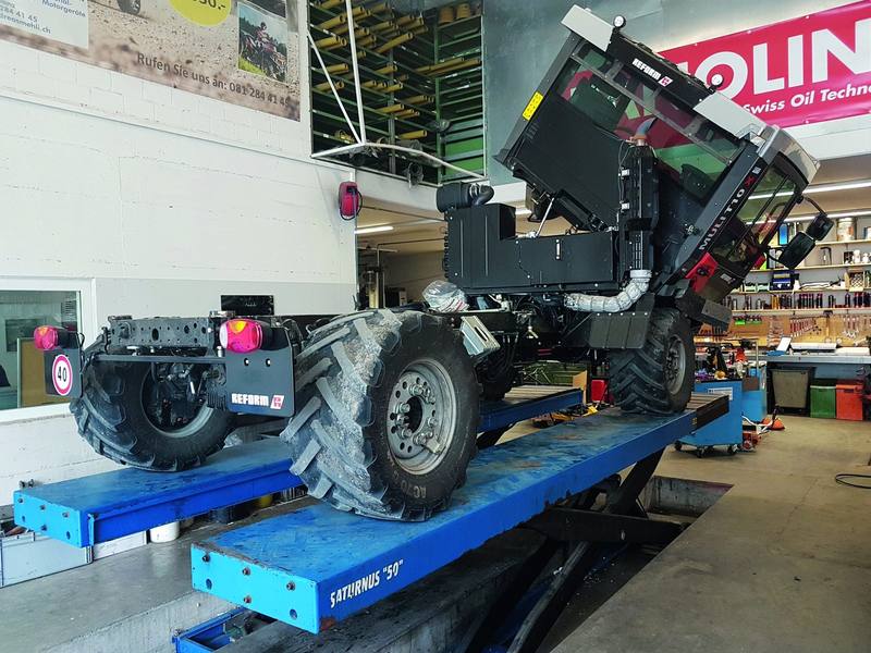 Reform Metrac mit offener Kabine auf der Hebebühne in der Werkstatt